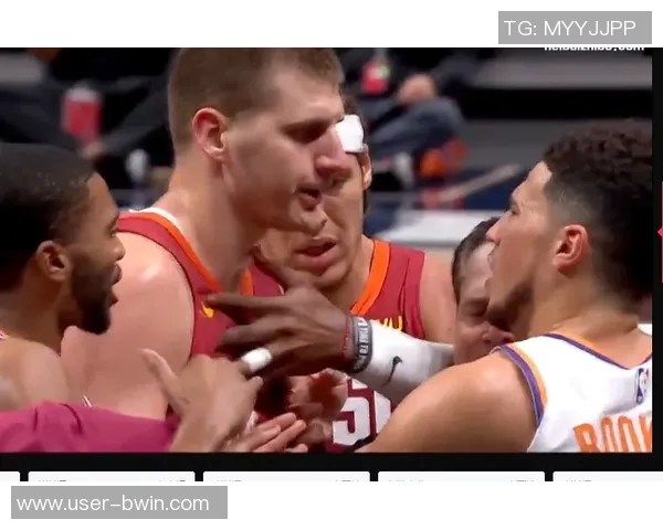 曼赞比与扬库托激烈争吵引发冲突后者将前者推倒广告牌现场惊险一幕